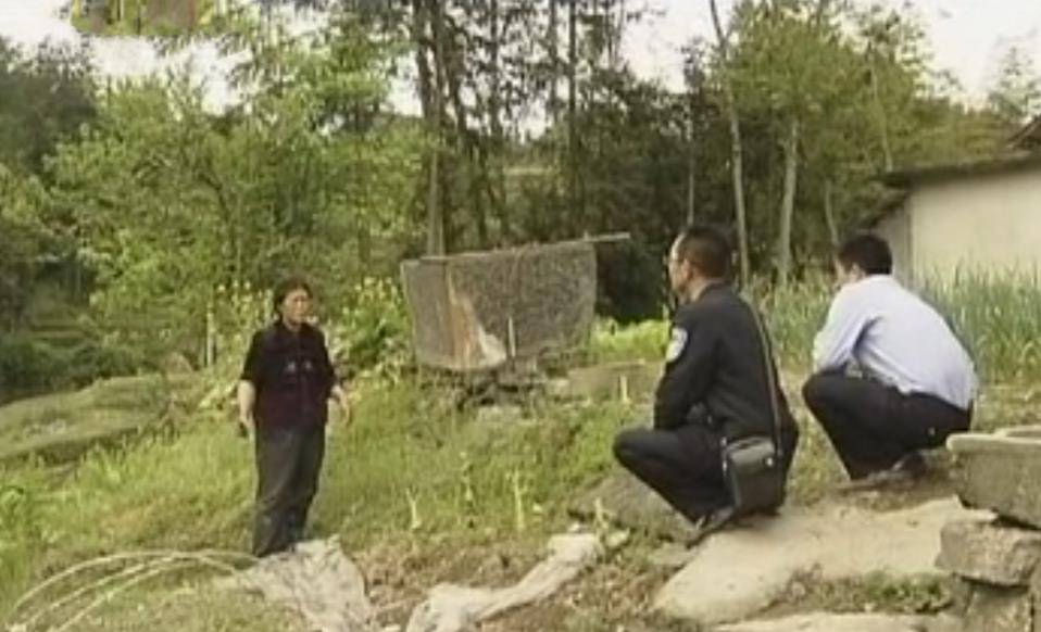 2012年,老夫妻被砍伤,警方调查后,意外牵出邻居25年前的荒唐事