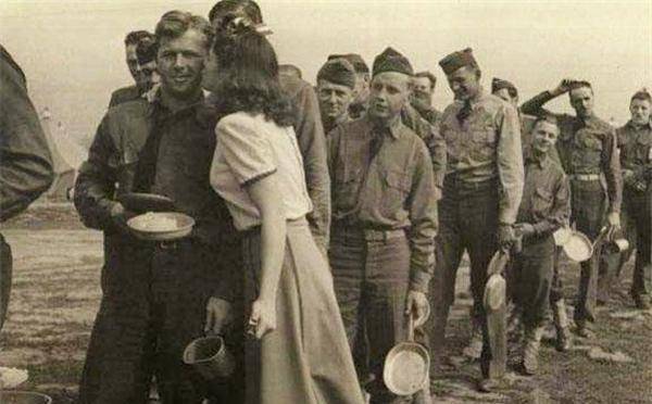 最美的一战女间谍,被枪决前向行刑队做一动作,逼得队长立刻开枪