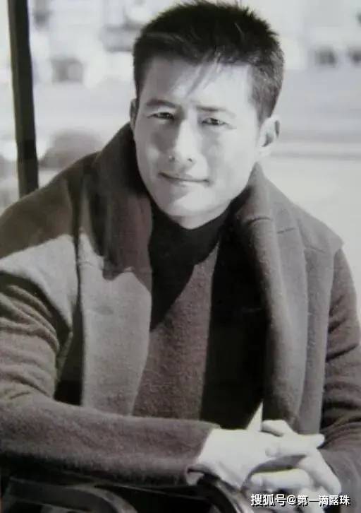 年轻时的高曙光,外形俊朗不凡,潇洒帅气迷人,特别适合演绎商界精英