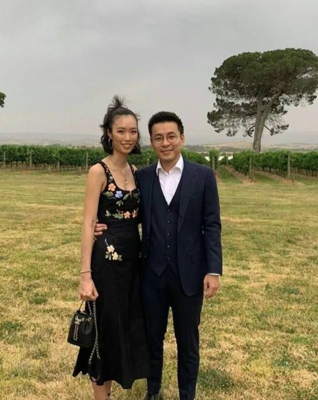 霍启刚弟弟疑明年1月大婚,泰国女友家境曝光,成绩优异是个学霸