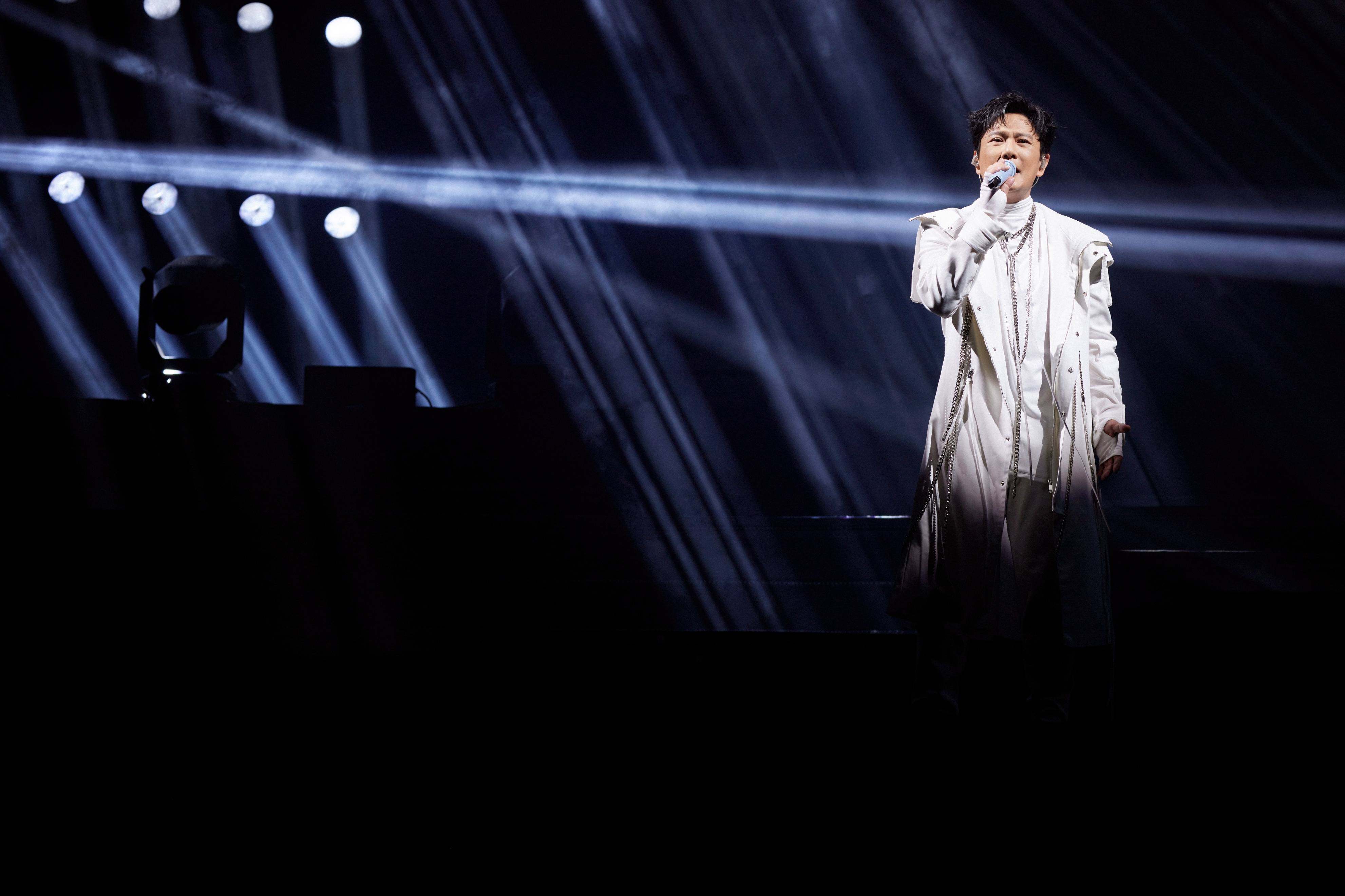 原唱淘气霸麦张信哲慨不递麦 反引台下三万音浪唱进耳返