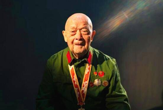 一等功臣为家乡修路欠下巨债,儿子倾尽所有替父还钱,结局如何?