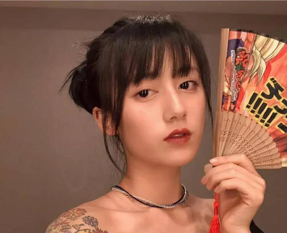 李诞新恋情曝光:神秘女友惊艳亮相