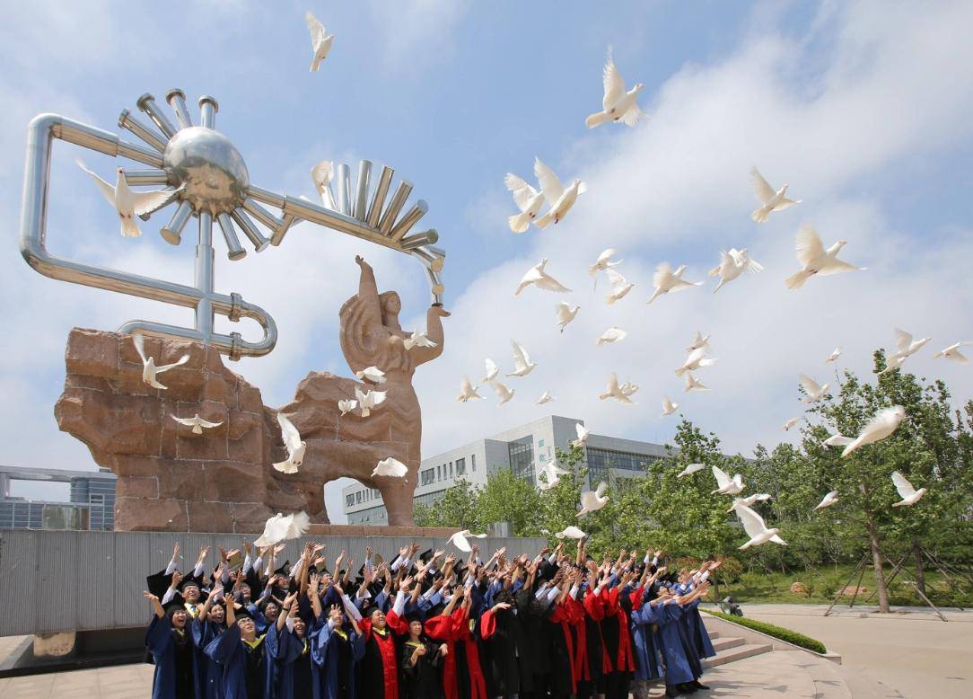 第三是中国石油大学(华东),也是山东省唯一的纯211,坐落于沿海城市