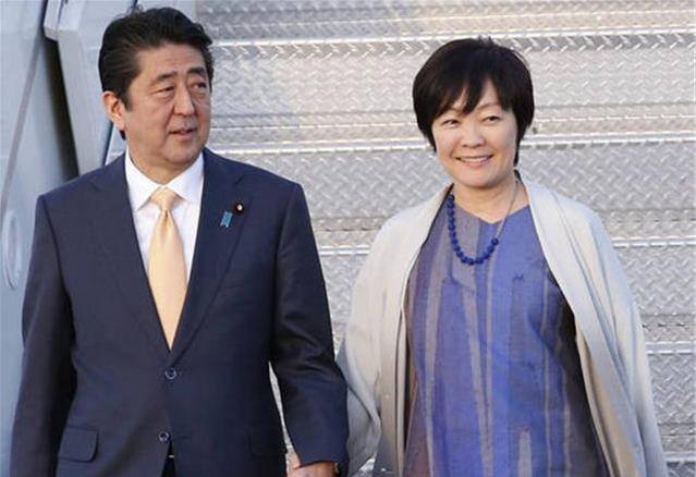 身为前首相夫人,却忙于追星喝酒,夜不归宿,安倍还能忍多久?