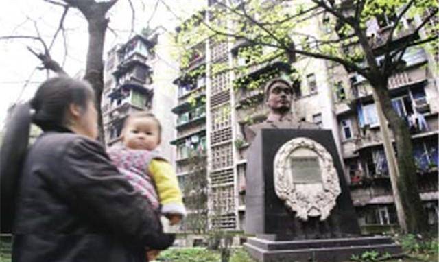 重庆26岁烈士,身中27刀牺牲,血衣成一级文物,妹妹后来也成警察