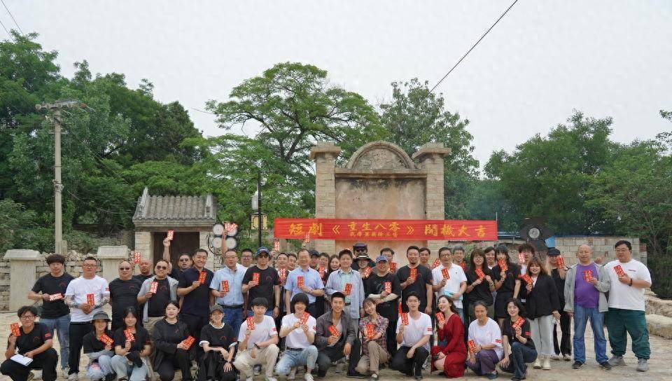 微短剧《重生八零:我带男团除三害》开机拍摄_孟玥_齐鲁_穿越