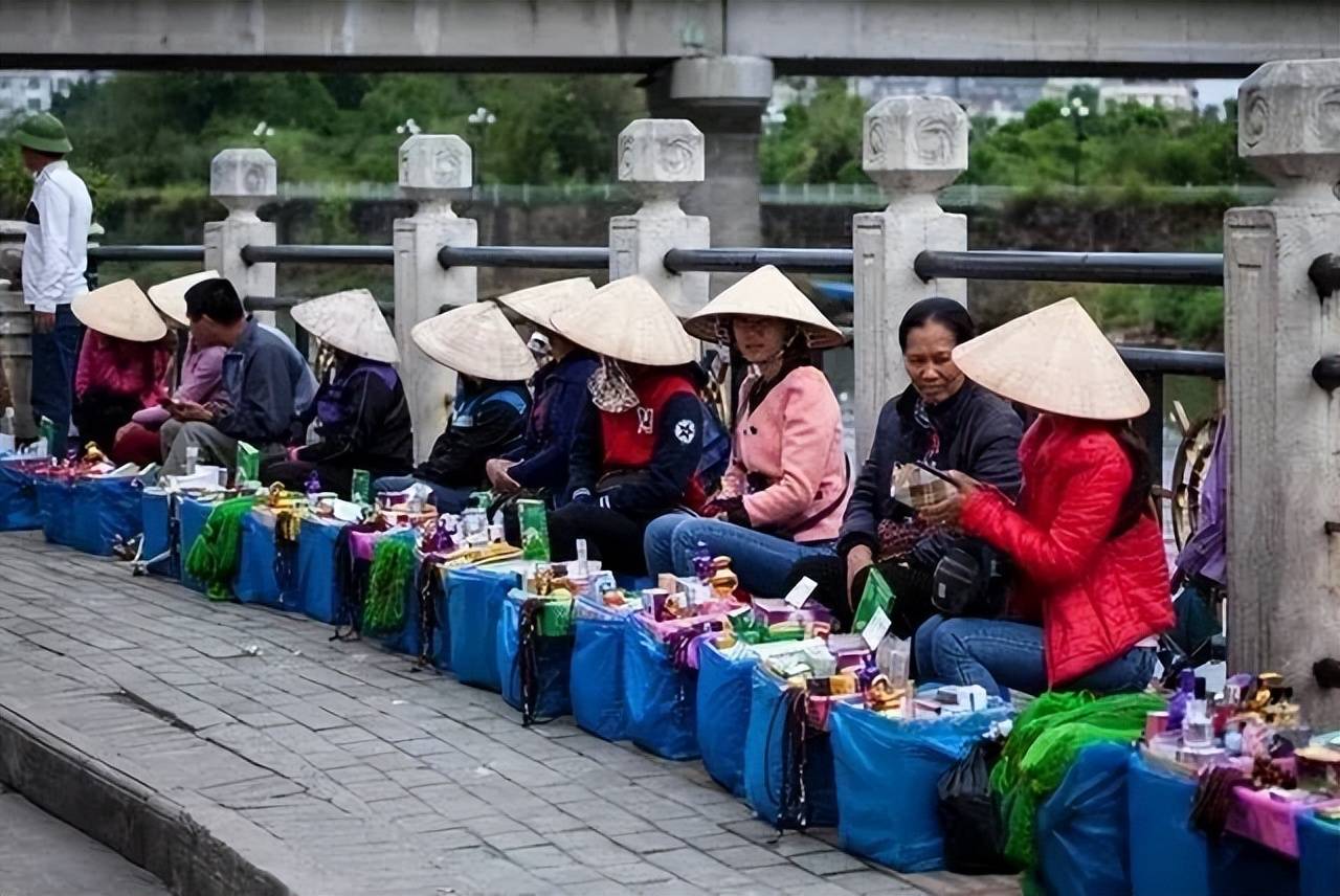 中越边境的美女商贩,有一种东西坚决不卖给中国男子
