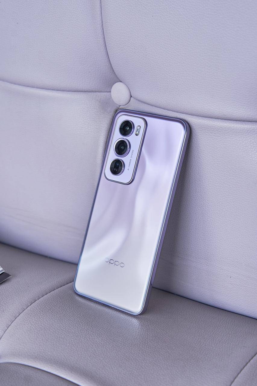 在oppo reno12 pro上也能看到这些元素的应用,比如我手上这款银幻紫