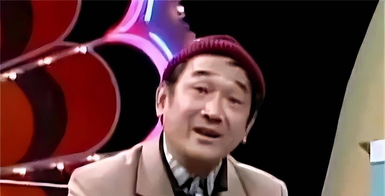 2017年严顺开追悼会现场:遗孀坐轮椅垂泪,"儿媳"翁虹泣不成声