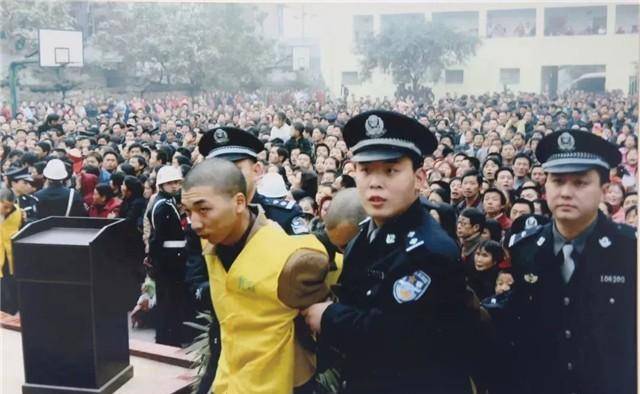 在路上,李光禄见他血流不止,急忙找来毛巾堵血.