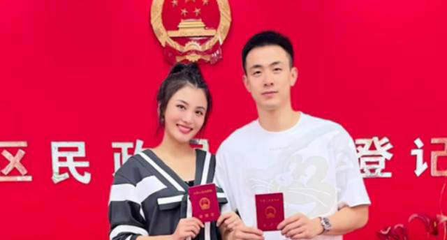 赵继伟夺冠妻子甜蜜互动,球迷期待新生命_辽宁男篮_王君瑞_球员