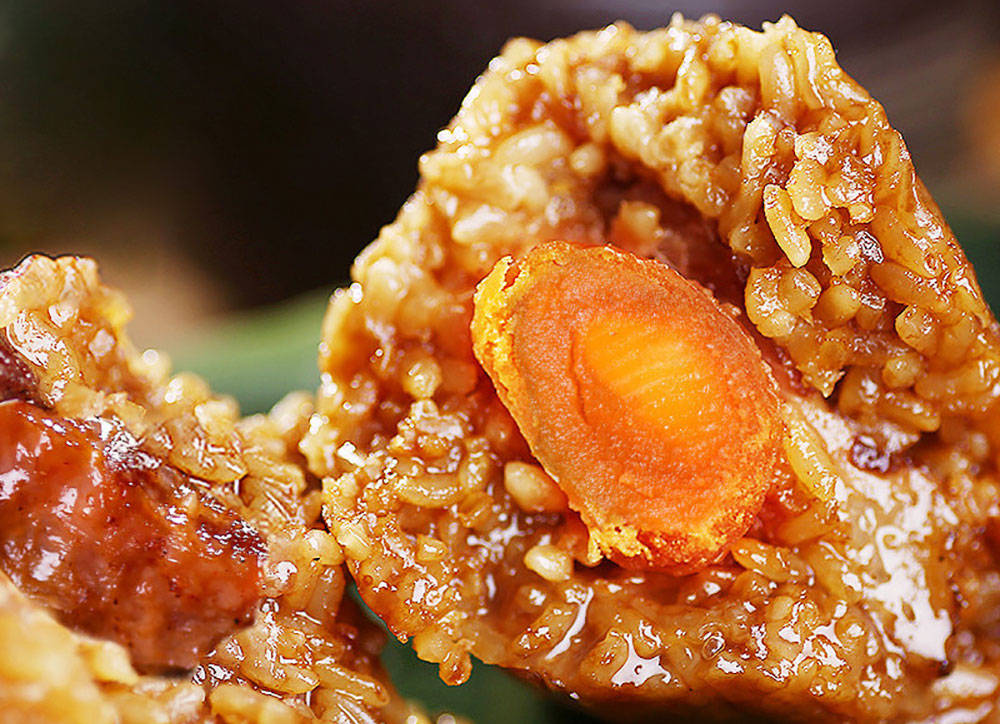 包肉粽子时,最忌糯米用水泡完直接包,多加一步,粽子咸香入味更好吃