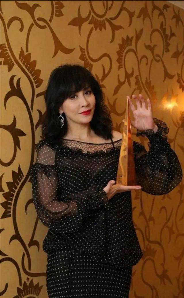 刘嘉玲越老越敢穿!波点"透视装"直接露内衣,皱纹暴露年龄