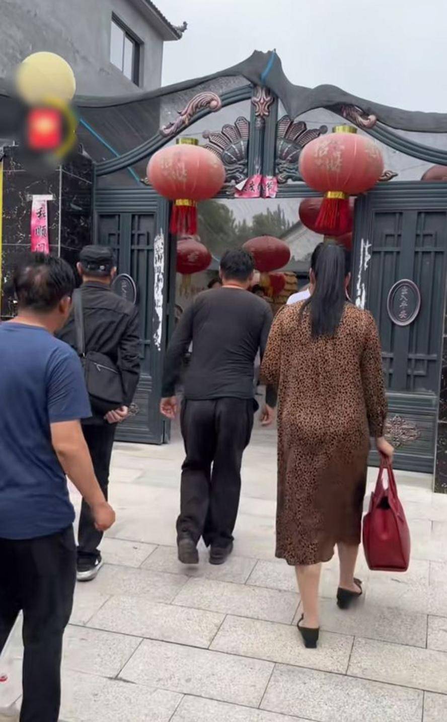 大衣哥孙子满月,月子中心老板亲自护送到家!孙子名字曝光惹争议