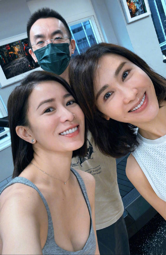 佘诗曼晒与黎姿合影,黎姿肌肤白嫩,佘诗曼穿低领背心事业线傲人