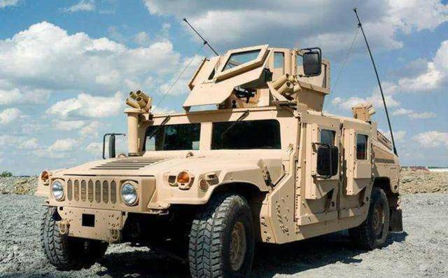 1991年,悍马这种军车,参加了著名的海湾战争,在战争中发挥了极大的