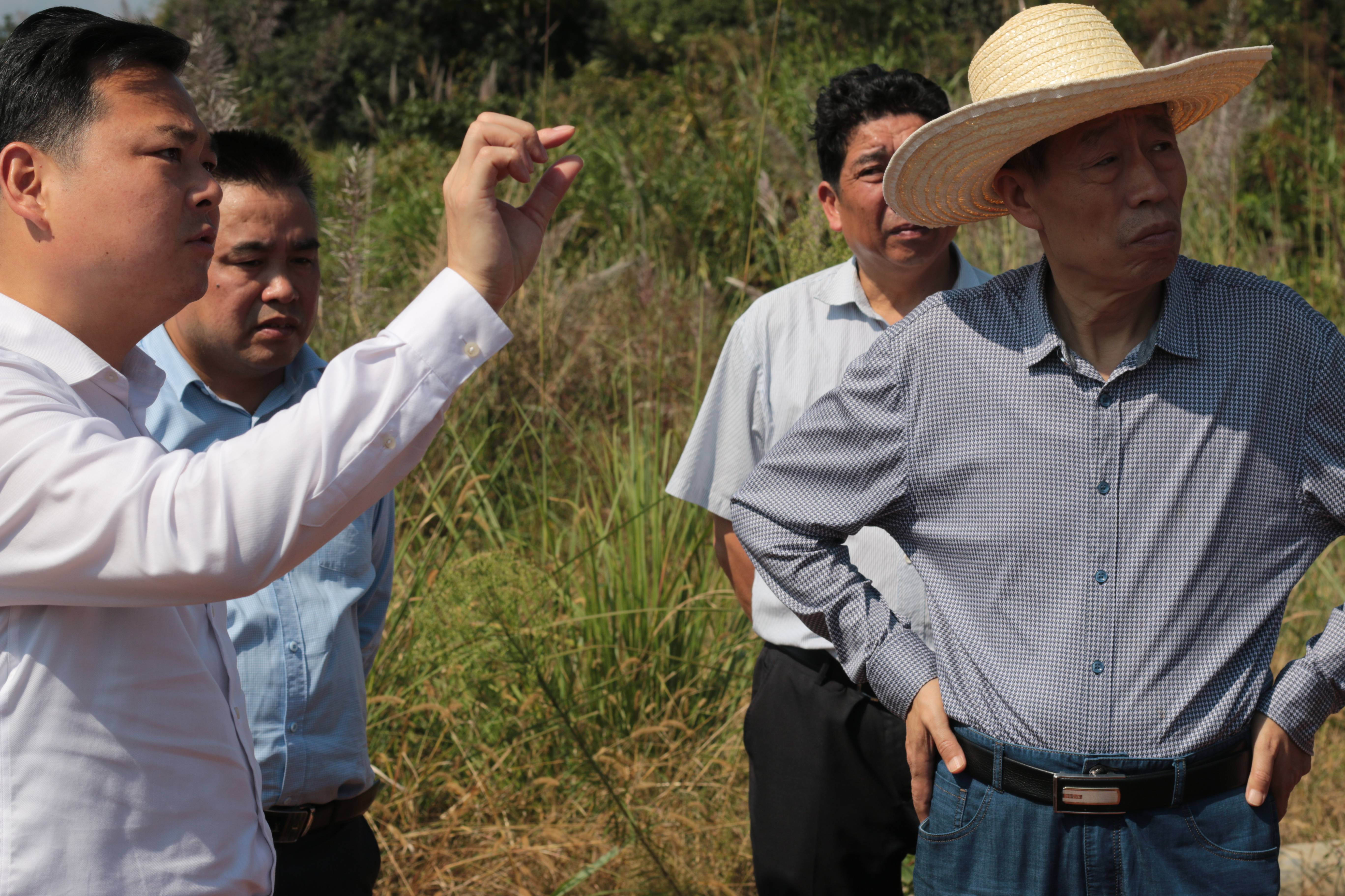 中国生产力学会常务副会长兼秘书长王进才(右1)考察恒松集团井冈山