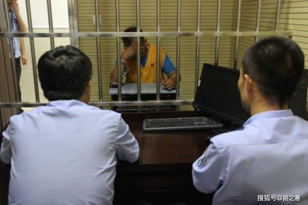 1995年12月31日晚,崔红权伙同小四来到陕县张湾乡关沟村一裁缝店,小四