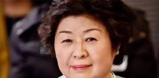 2006年,眼见着时机变得成熟,张茵家族便携玖龙纸业远赴香港并成功上市