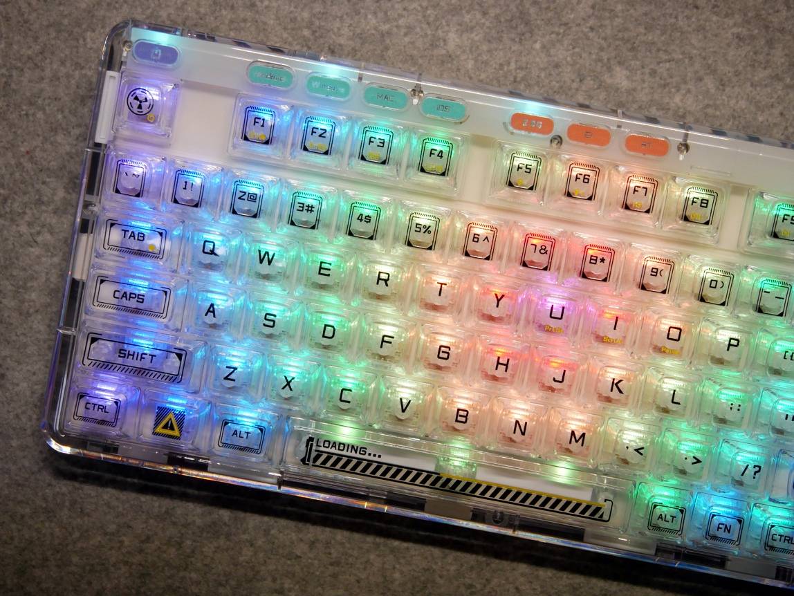 对于一款高透设计的键盘来说,内部的填充,元素设计如果不好看,也会