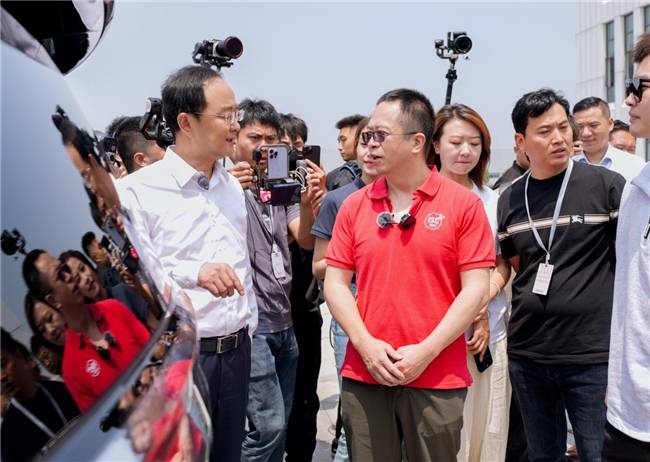 990万卖掉迈巴赫, 7台国产新能源车老周为何首选极氪009光辉?