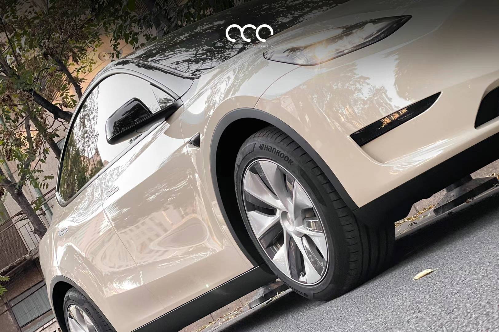 漫彩:特斯拉model y沙漠黄改色膜,奶呼呼的颜色