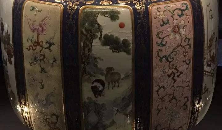 它的主题图案在腹部,蓝釉描金开光粉彩吉祥图案.