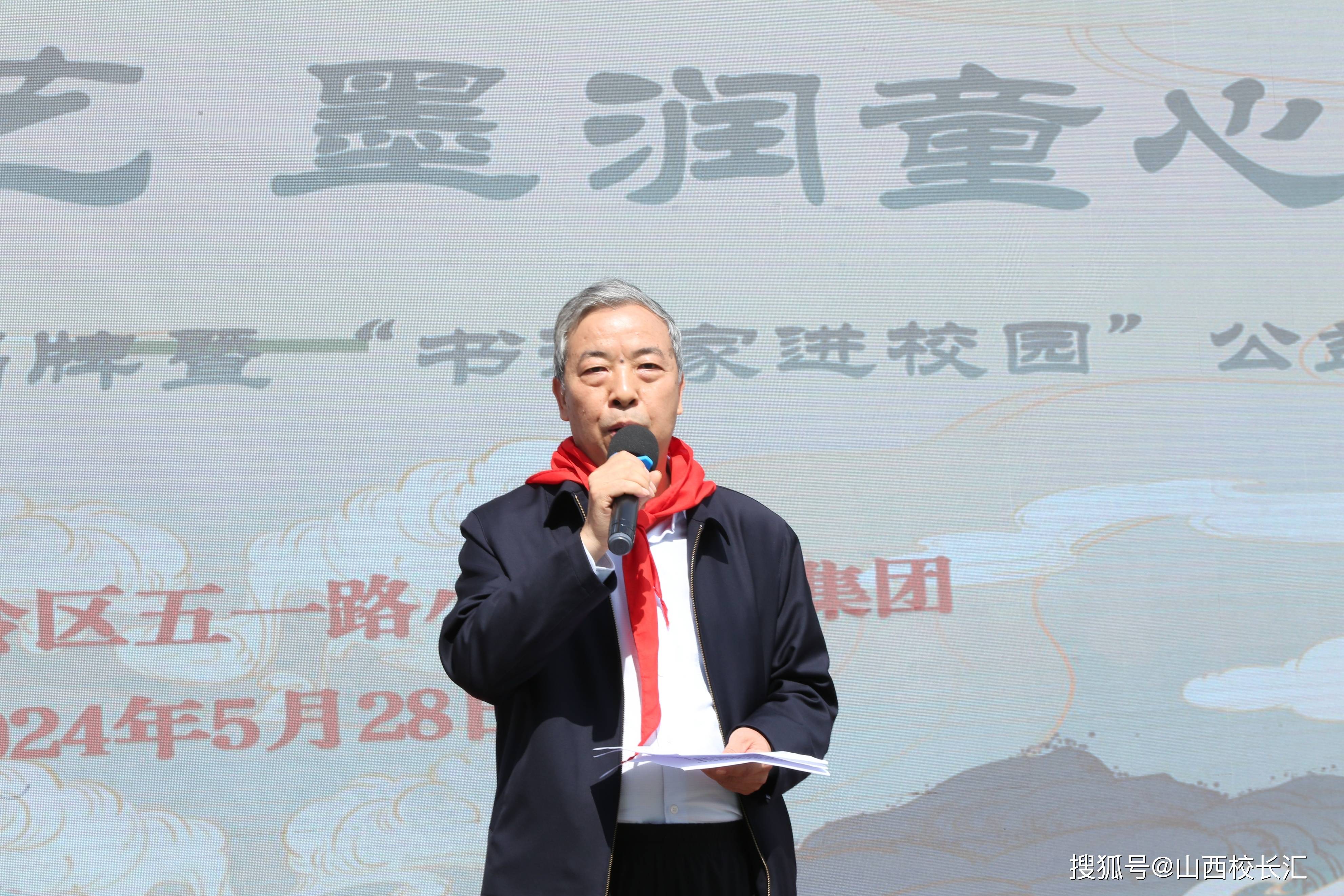 到访嘉宾与刘志荣校长共同为 "五一艺术空间"揭牌,"五一艺术空间"是