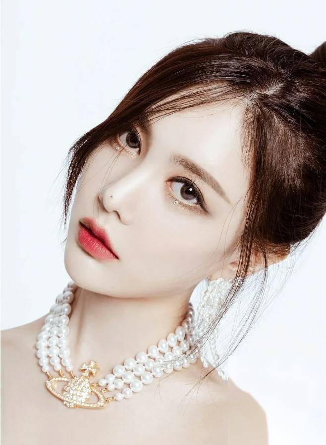 这谁顶得住!李居丽的美貌与魅力,36岁女神的写真让人目不转睛!