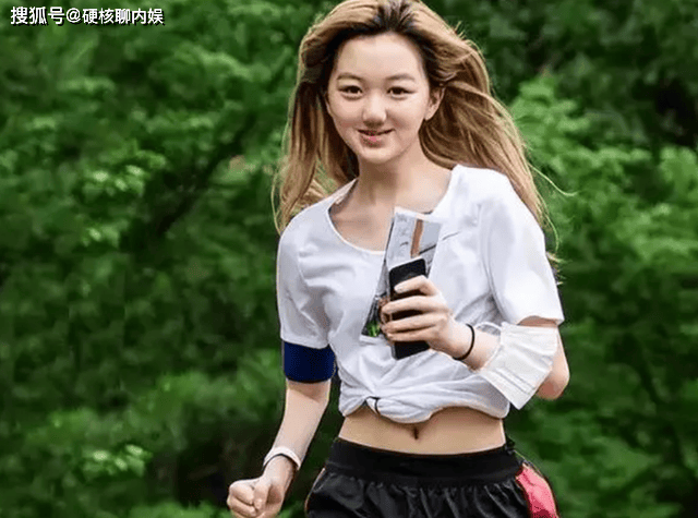 18岁李嫣终于放弃"扮嫩",成熟扮相气质惊艳,颜值不输巅峰王菲