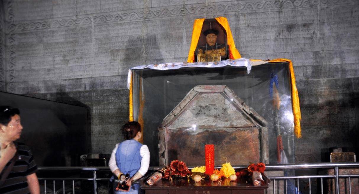 乾隆死后有多惨?遗骨被扔臭水沟,头骨被压碎,全尸都未留下