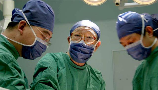 吴孟超:手关节变形,脚趾无法并拢,96岁还站在手术台上_吴老_肿瘤_肝脏