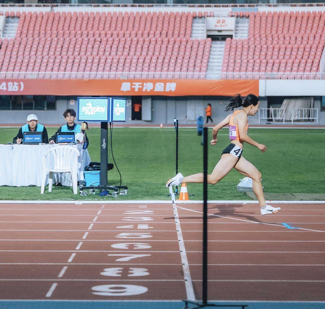 天赋异禀!15岁宁波女孩200米轰23秒60 放水留力 轻松拉爆黑人
