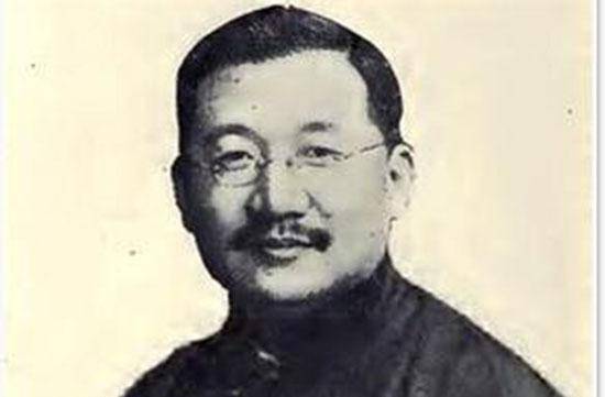 孔祥熙是孔子的第七十五世孙,他父亲曾经经商,但后来一直以教书为生.