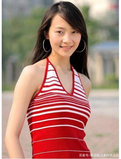 她不顾家人反对,嫁给刚出狱的黄海波并生下儿子,现在过得咋样?