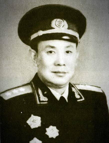 红四方面军一个炊事班,班长是中将,两名背锅战士都成为上将