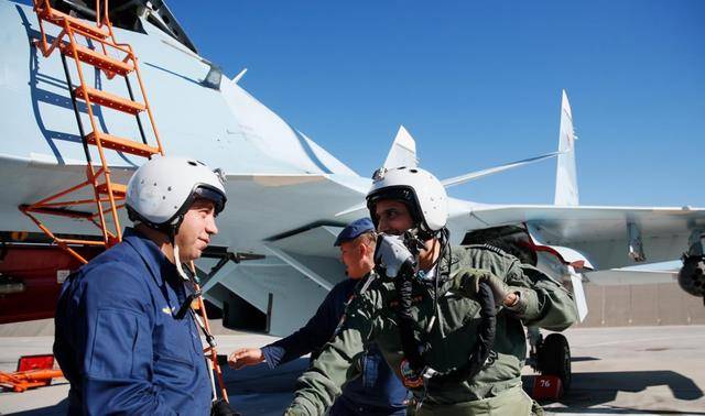 印度战机降落巴基斯坦,飞行员说出一句话,把现场士兵逗乐了