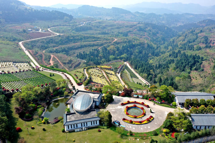 紧邻黑龙滩风景区,是黑龙滩旅游区支线景点