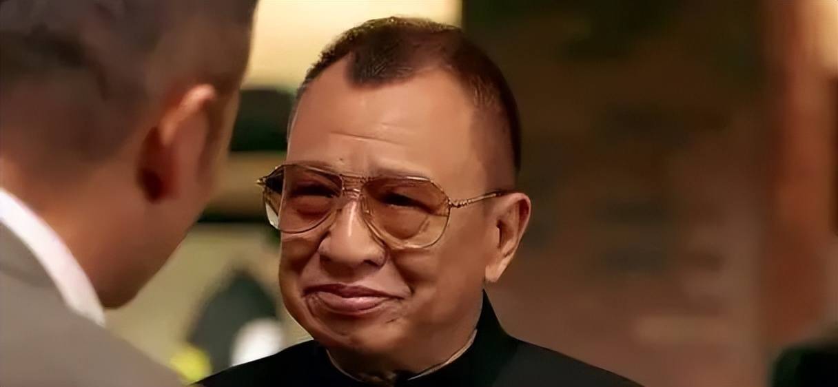 背景强大,饰演过无数经典配角,很脸熟却不知名_许绍雄_小角色_家族