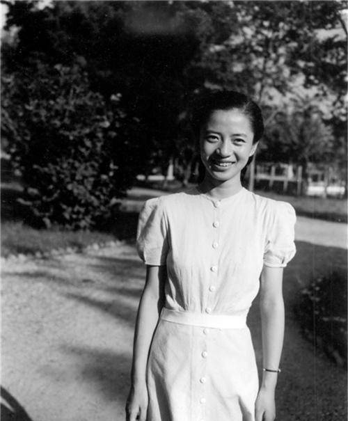 说陈芝秀之前要说常书鸿,常书鸿出生于1904年,满族后代,家中也曾为