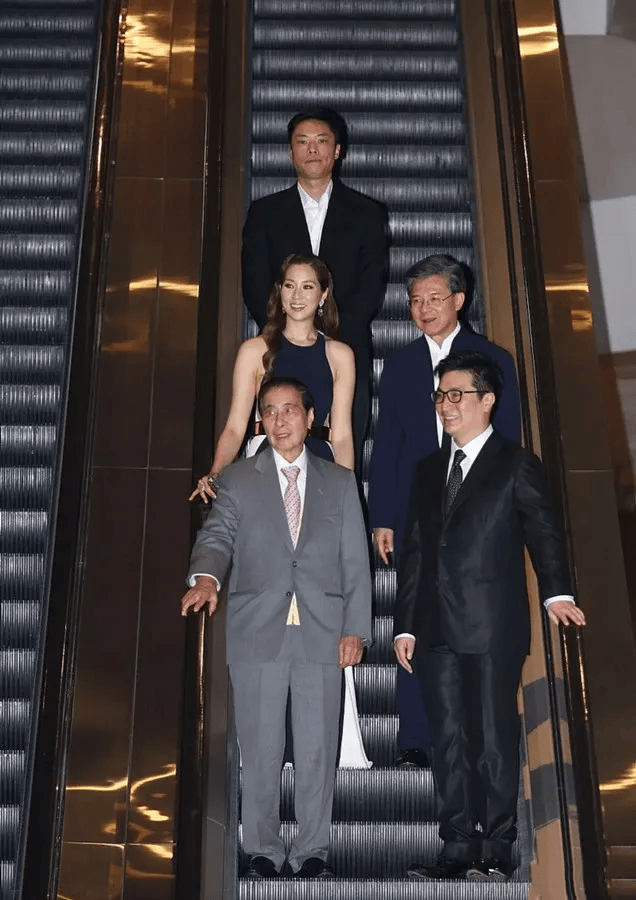 徐子淇与郭晶晶同随公公亮相!主母与保姆站位引热议,差距不要太明显