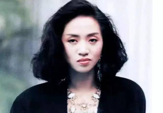 梅艳芳:年仅40岁,八位大佬扶灵,谢霆锋抬遗像,旧爱赵文卓到场