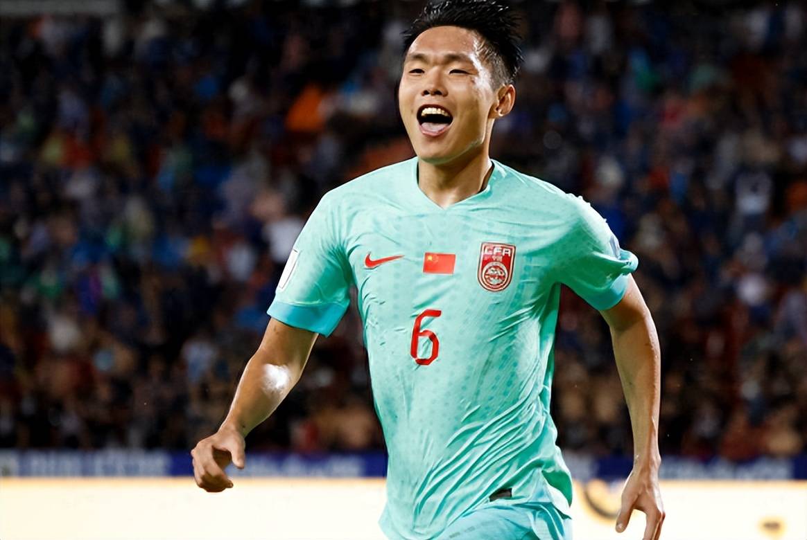 打泰国的比赛 国足后腰只能靠王上源跟申花高天意来撑场了-国足1-5泰国 赛后球迷彻底愤怒 围堵国足大巴高喊解散