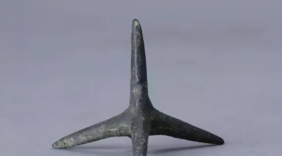 而在井研县也出土了一个类似的锅,它的夹层里放有一张符咒,旁边写着