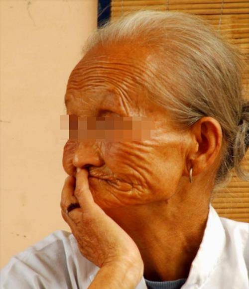 父亲为讨好小儿子拆大儿子房,78岁临终前想和解,儿媳称死都不见