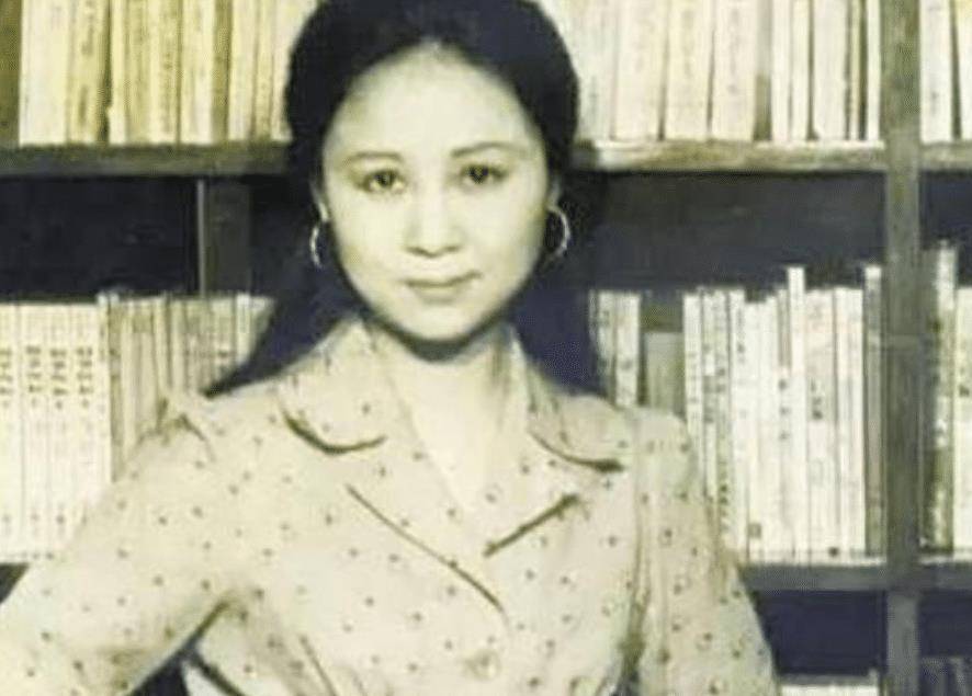 她和老师相爱成婚,两次怀孕都是龙凤胎,女儿的名字家喻户晓