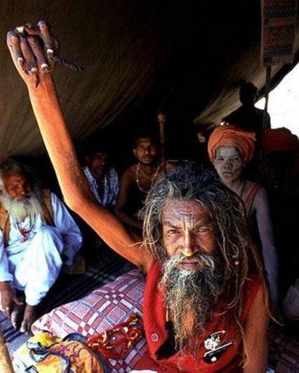 印度最厉害的苦行僧,单举右臂47年从未放下,如今却变成了这样