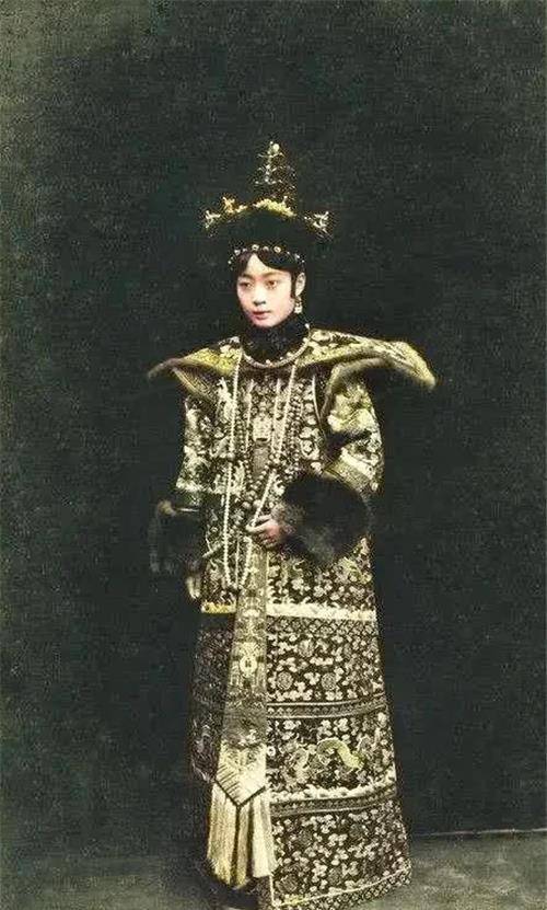 晚清珍贵:皇后婉容长相的确漂亮,图4是她唯一一次穿朝服_溥仪_照片_张