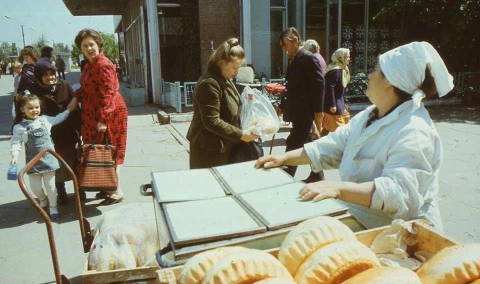 除了除了每星期两天休假,每一年还有20天的带薪休假和8天诸如劳动节